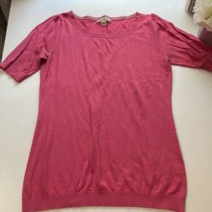 Banana republic pink scoop neck t shirt with scrunch detail on the shoulders.